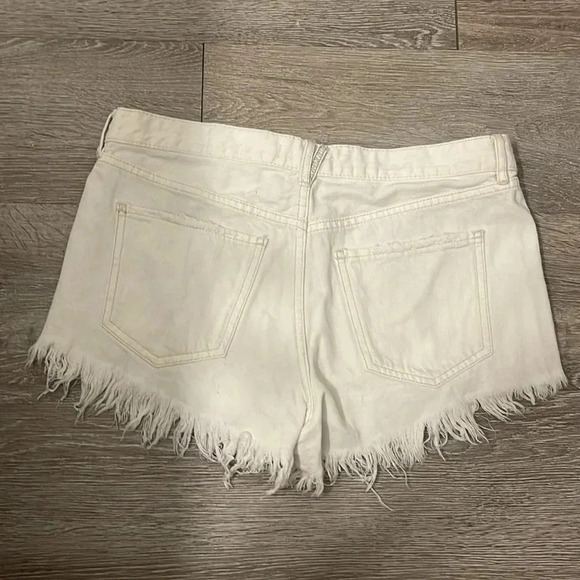We the free size 28 frayed denim shorts in off white - Picture 4 of 5